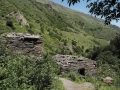 Gruzja-2224-okolice-Shatili-zbiorowe-grobowce